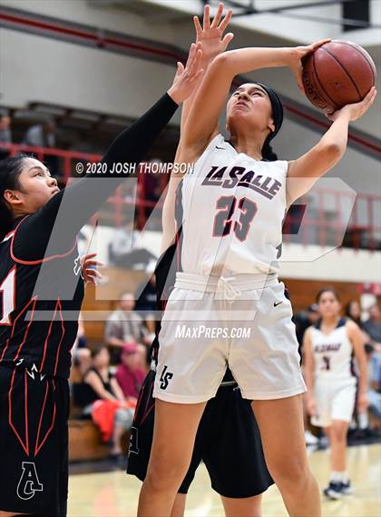 Thumbnail 3 in La Salle vs. Ayala photogallery.
