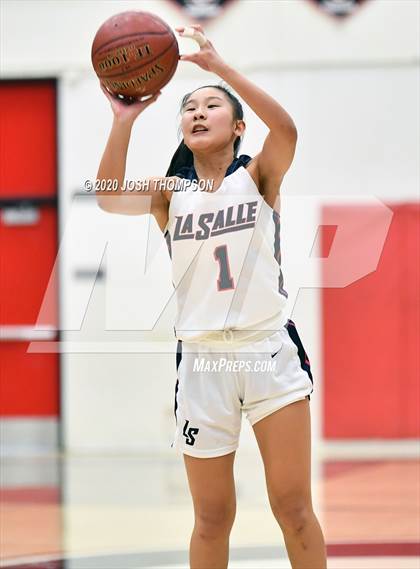 Thumbnail 3 in La Salle vs. Ayala photogallery.