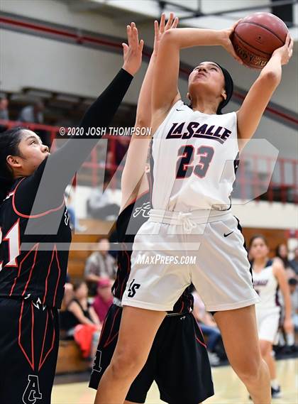 Thumbnail 1 in La Salle vs. Ayala photogallery.