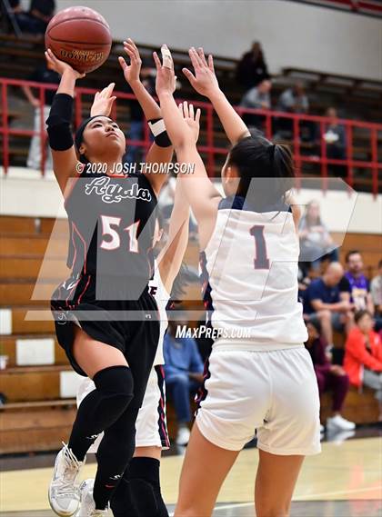Thumbnail 2 in La Salle vs. Ayala photogallery.