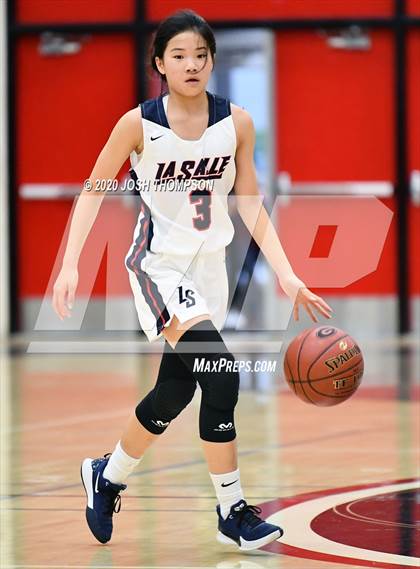 Thumbnail 2 in La Salle vs. Ayala photogallery.