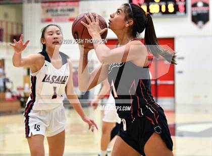 Thumbnail 2 in La Salle vs. Ayala photogallery.