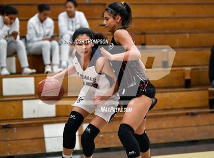 Thumbnail 3 in La Salle vs. Ayala photogallery.