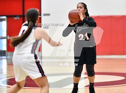 Thumbnail 2 in La Salle vs. Ayala photogallery.
