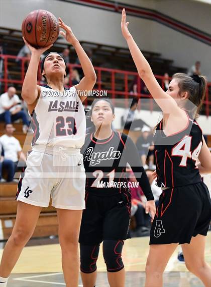 Thumbnail 2 in La Salle vs. Ayala photogallery.