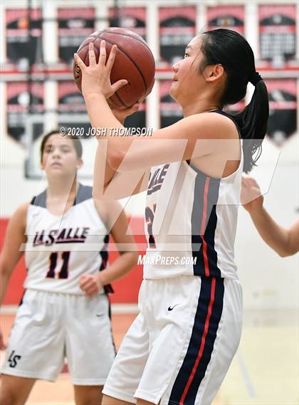Thumbnail 3 in La Salle vs. Ayala photogallery.