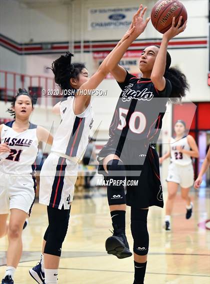 Thumbnail 2 in La Salle vs. Ayala photogallery.