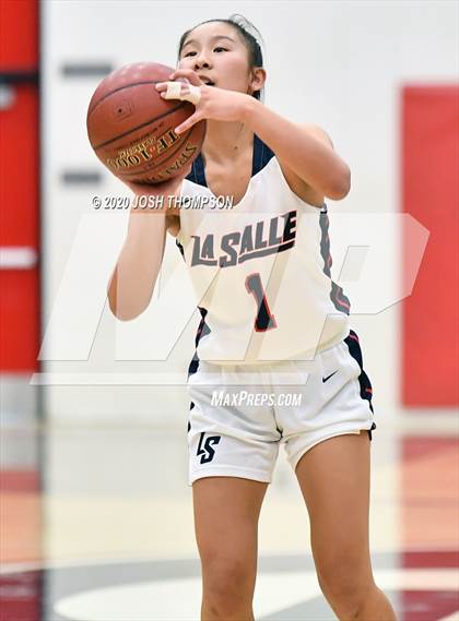 Thumbnail 2 in La Salle vs. Ayala photogallery.
