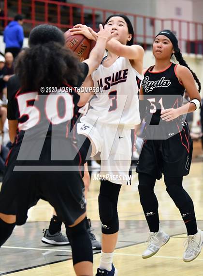 Thumbnail 2 in La Salle vs. Ayala photogallery.