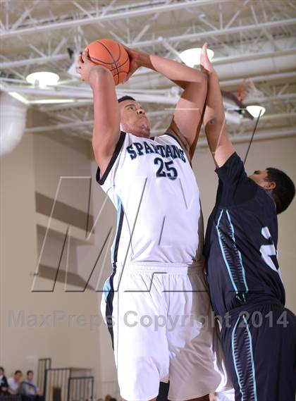 Thumbnail 3 in Villa Park vs. Santiago (MaxPreps Holiday Classic) photogallery.