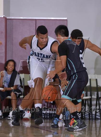 Thumbnail 1 in Villa Park vs. Santiago (MaxPreps Holiday Classic) photogallery.