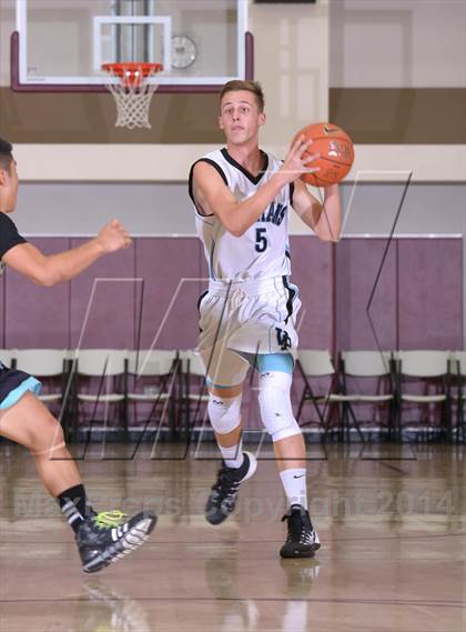 Thumbnail 2 in Villa Park vs. Santiago (MaxPreps Holiday Classic) photogallery.