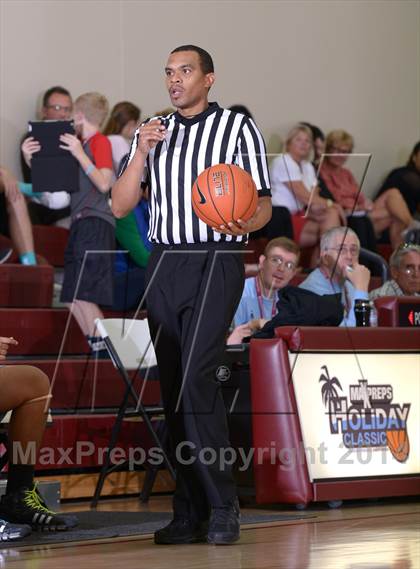 Thumbnail 2 in Villa Park vs. Santiago (MaxPreps Holiday Classic) photogallery.