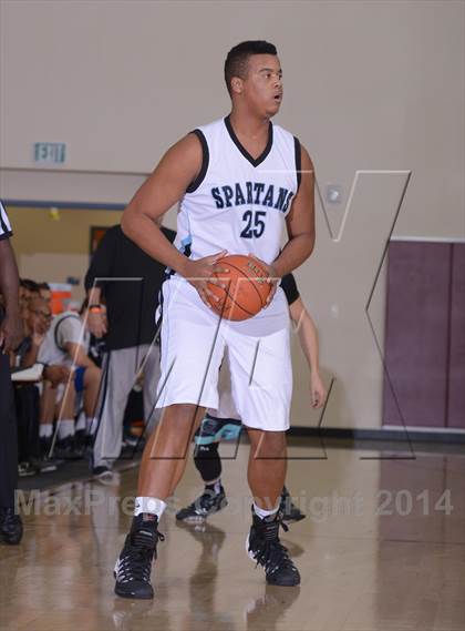 Thumbnail 3 in Villa Park vs. Santiago (MaxPreps Holiday Classic) photogallery.
