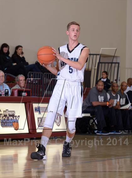 Thumbnail 3 in Villa Park vs. Santiago (MaxPreps Holiday Classic) photogallery.