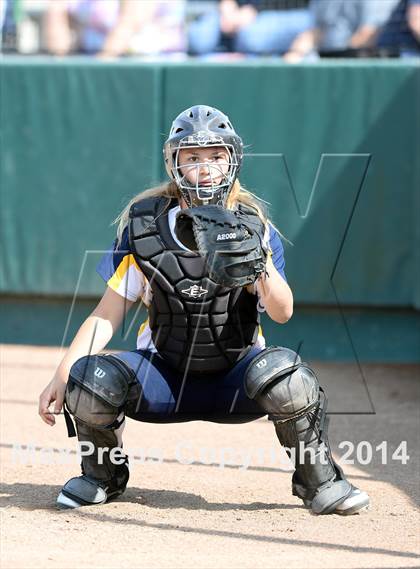 Thumbnail 2 in Alhambra v Carondelet (CIF NCS D2 Championship) photogallery.
