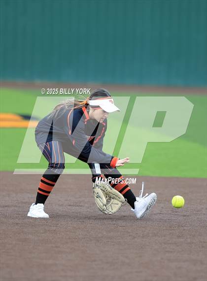 Thumbnail 2 in Grand Saline vs Winnsboro photogallery.
