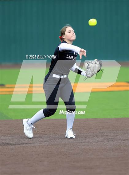 Thumbnail 3 in Grand Saline vs Winnsboro photogallery.