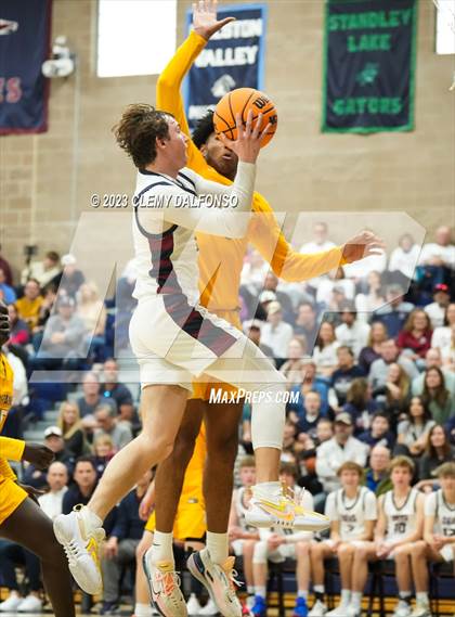 Thumbnail 2 in Thomas Jefferson vs Dakota Ridge (CHSAA 5A Sweet 16) photogallery.