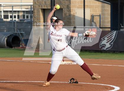 Thumbnail 3 in Tompkins vs Memorial (UIL Softball 6A Region 3 Area) photogallery.
