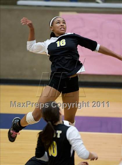 Thumbnail 2 in Carroll vs Plano East (5A Region 1 Bi-District) photogallery.