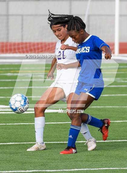 Thumbnail 2 in Queen Creek vs Chandler (Coyote Classic Tournament) photogallery.