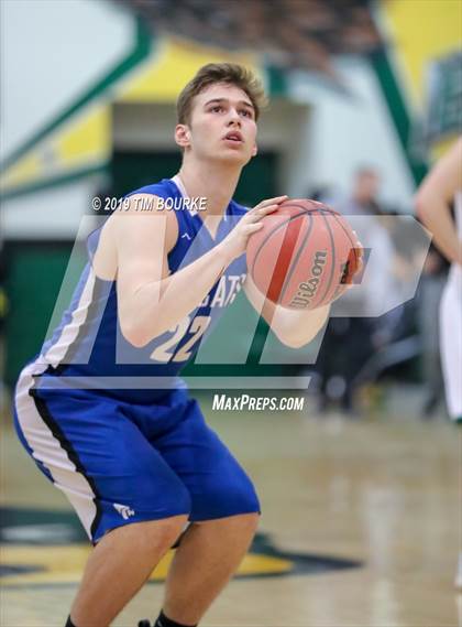 Thumbnail 3 in Fruita Monument vs. Mountain Vista (CHSAA 5A Sweet 16) photogallery.