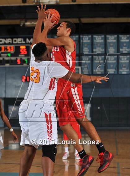 Thumbnail 3 in Mater Dei vs. Dominguez photogallery.