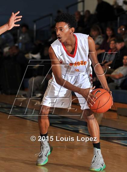 Thumbnail 1 in Mater Dei vs. Dominguez photogallery.