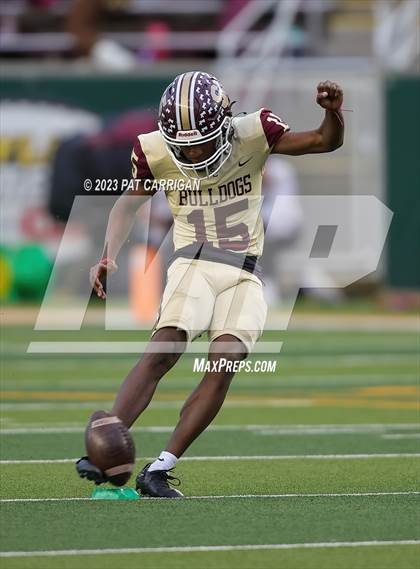 Thumbnail 2 in Summer Creek vs. Steele (UIL Football 6A DII Semifinal) photogallery.