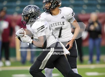 Thumbnail 3 in Summer Creek vs. Steele (UIL Football 6A DII Semifinal) photogallery.