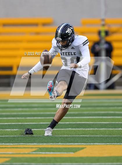 Thumbnail 3 in Summer Creek vs. Steele (UIL Football 6A DII Semifinal) photogallery.