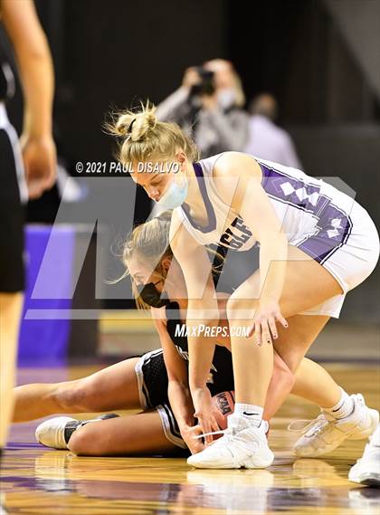 Thumbnail 2 in Limon vs. Wray (CHSAA 2A State Final) photogallery.