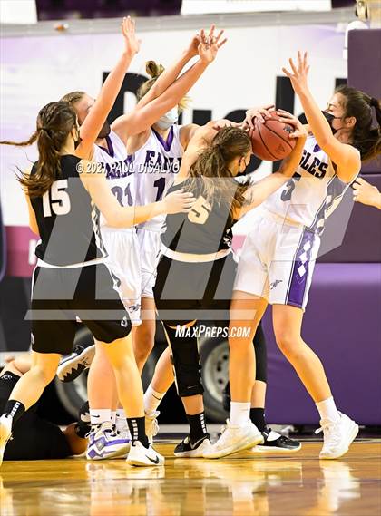 Thumbnail 3 in Limon vs. Wray (CHSAA 2A State Final) photogallery.