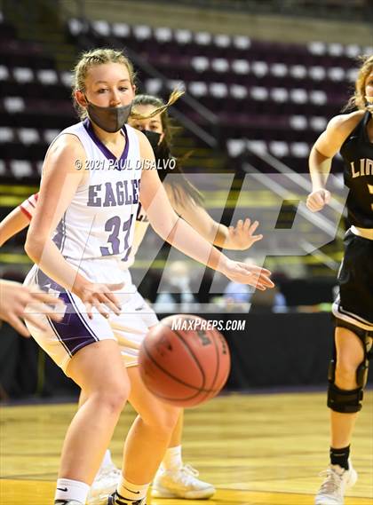 Thumbnail 3 in Limon vs. Wray (CHSAA 2A State Final) photogallery.
