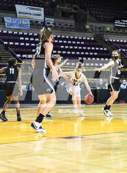 Thumbnail 3 in Limon vs. Wray (CHSAA 2A State Final) photogallery.