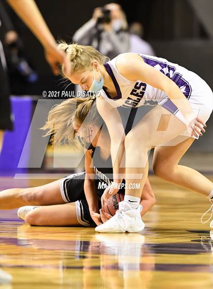 Thumbnail 3 in Limon vs. Wray (CHSAA 2A State Final) photogallery.