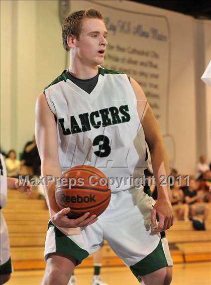 Thumbnail 3 in Thousand Oaks vs. Torrance (MaxPreps Holiday Classic) photogallery.