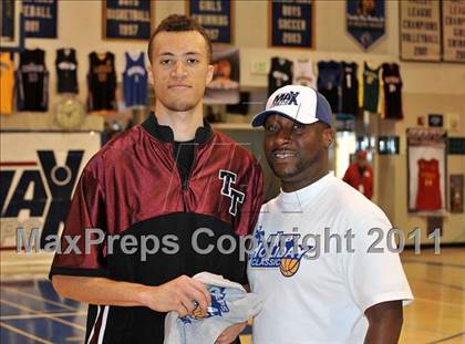Thumbnail 2 in Thousand Oaks vs. Torrance (MaxPreps Holiday Classic) photogallery.
