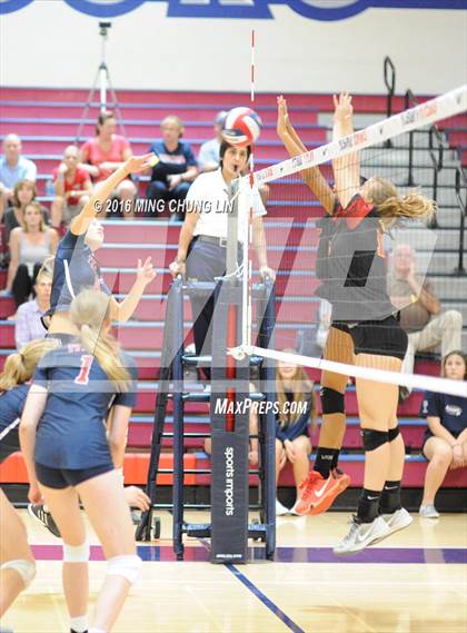 Thumbnail 2 in Tesoro vs. Mission Viejo (OC Varsity Classic) photogallery.