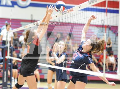 Thumbnail 3 in Tesoro vs. Mission Viejo (OC Varsity Classic) photogallery.