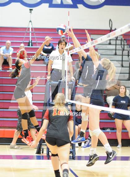 Thumbnail 1 in Tesoro vs. Mission Viejo (OC Varsity Classic) photogallery.