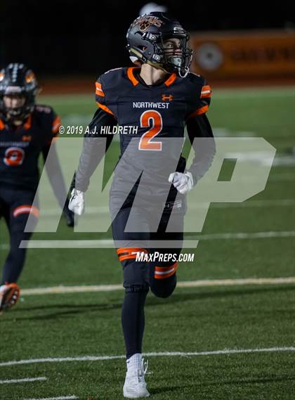 Thumbnail 2 in Blue Valley West vs. Shawnee Mission Northwest photogallery.