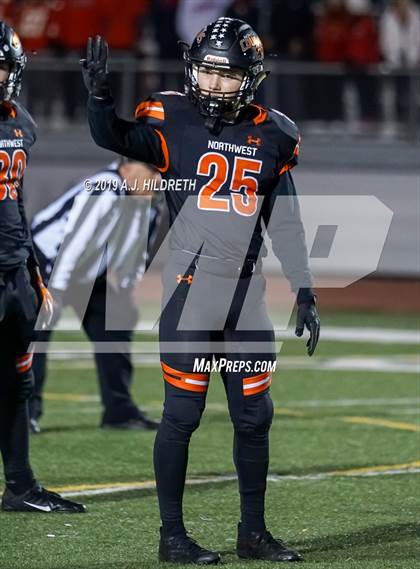 Thumbnail 3 in Blue Valley West vs. Shawnee Mission Northwest photogallery.