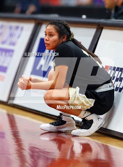 Thumbnail 3 in Chinle vs. Holbrook (AIA 3A Semifinals) photogallery.
