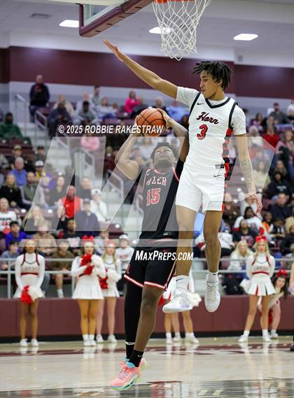 Thumbnail 2 in Horn vs. Tyler Legacy (UIL 6A D2 Area Playoff) photogallery.