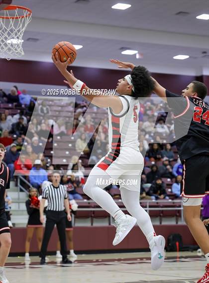 Thumbnail 3 in Horn vs. Tyler Legacy (UIL 6A D2 Area Playoff) photogallery.