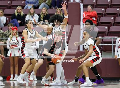 Thumbnail 3 in Horn vs. Tyler Legacy (UIL 6A D2 Area Playoff) photogallery.
