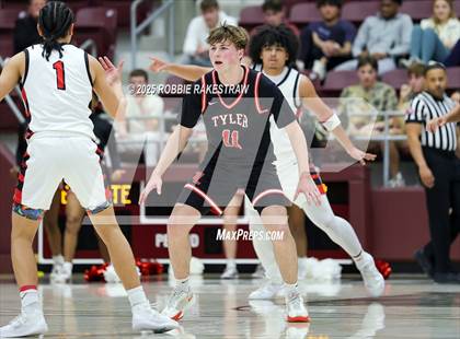 Thumbnail 3 in Horn vs. Tyler Legacy (UIL 6A D2 Area Playoff) photogallery.