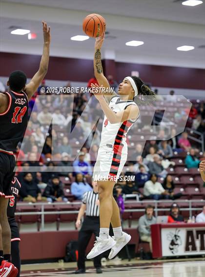 Thumbnail 3 in Horn vs. Tyler Legacy (UIL 6A D2 Area Playoff) photogallery.